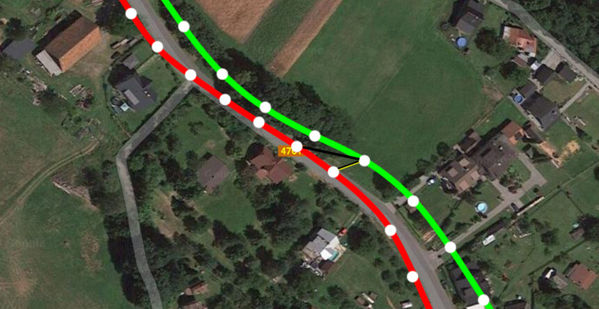 Żółto‑czarna linia jest jednym z odcinków łączących punkty trasy referencyjnej z punktem trasy testowanego zegarka, a jednocześnie zmierzonym odchyleniem.