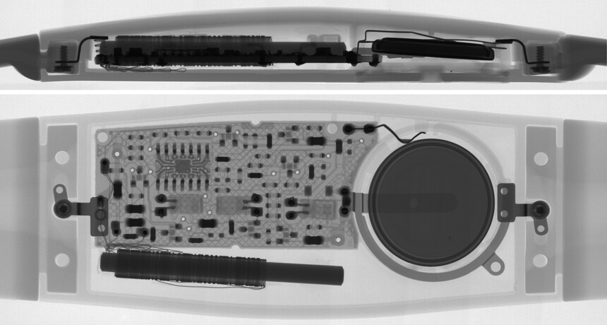 Po prawej znajduje się bateria połączona z nadajnikiem. Po bokach paska nadajnik jest połączony z elektrodami, z których pobiera informacje o naszym tętnie