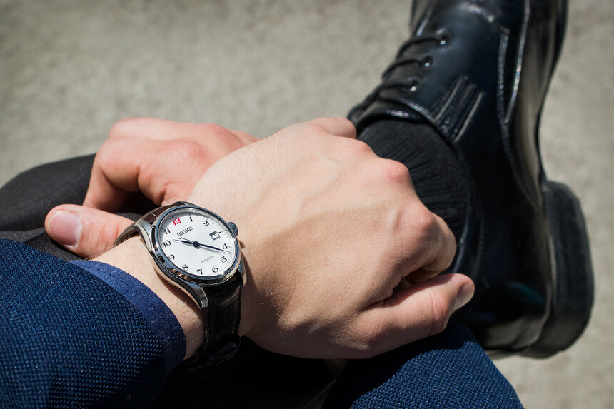 Perfekcyjny wybór: czarny pasek współgra z czarnymi butami.