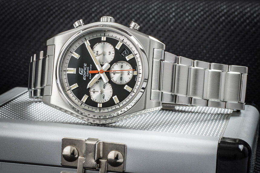 Casio Edifice EFB-730 z czarną tarczą.