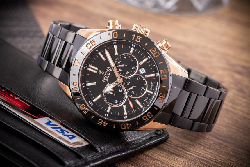 Festina Ceramic z czarną kopertą i stalową bransoletą.