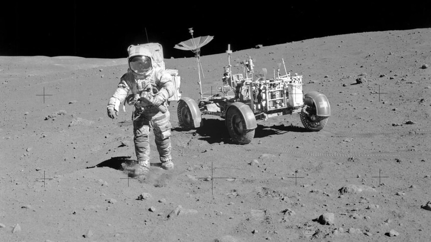 David Scott během výstupu na Měsíc. Foto: www.cnbc.com