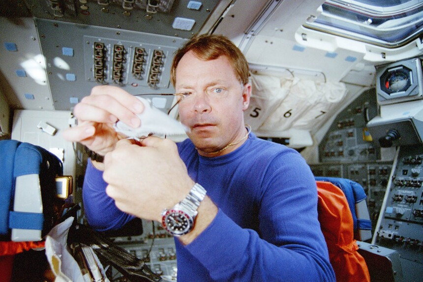 Astronaut Lloyd Blaine Hammond nosí Rolex GMT Master během misí v 90. letech.