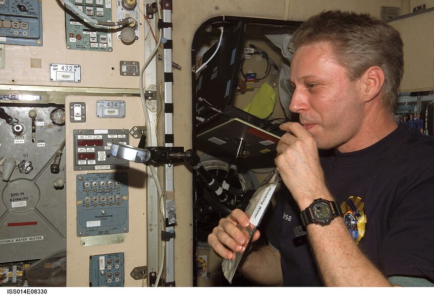 Astronaut Thomas Reiter hodinkami G-Shock DW-5900 na Mezinárodní vesmírné stanici v roce 2006. Foto: Wikipedia.org