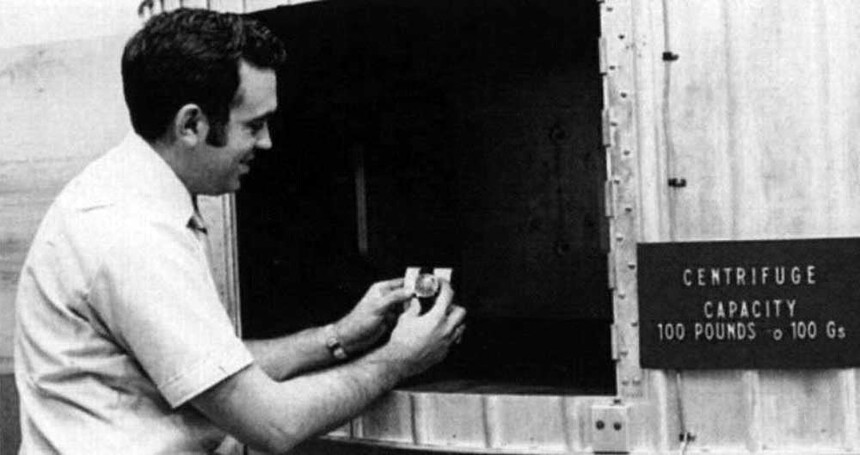 James Ragan testing the Speedmaster 105.003. Foto: Omega