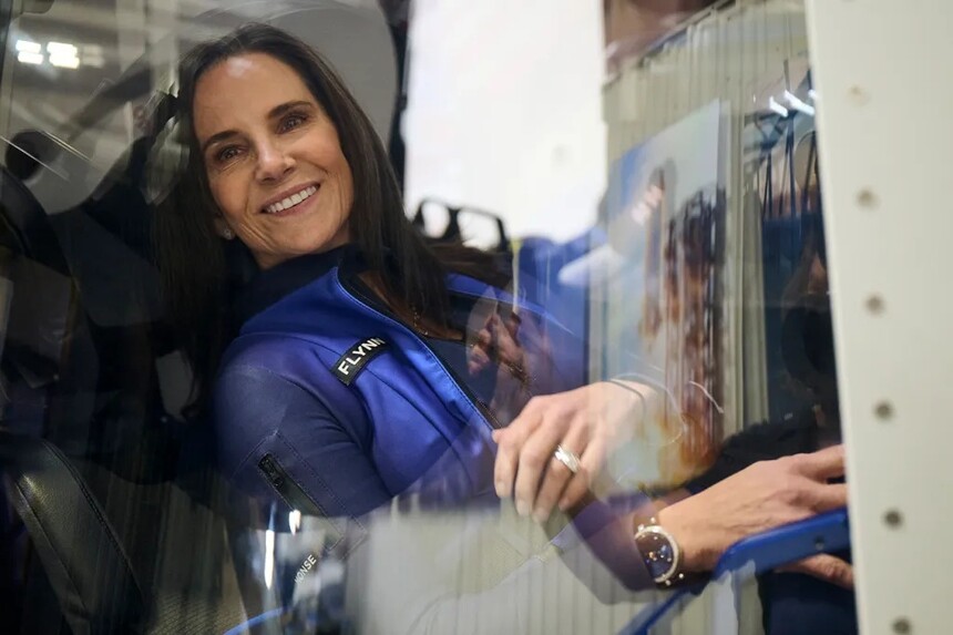 Kerianne Flynn s hodinkami Van Cleef & Arpels. Foto: Blue Origin