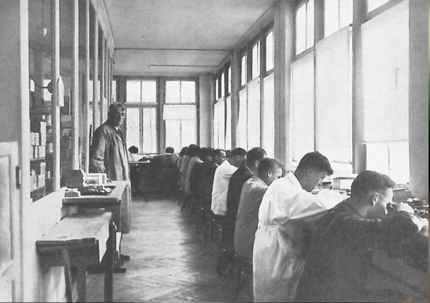 Pracownicy marki Fortis przy pracy. Źródło: www.fortis-swiss.com