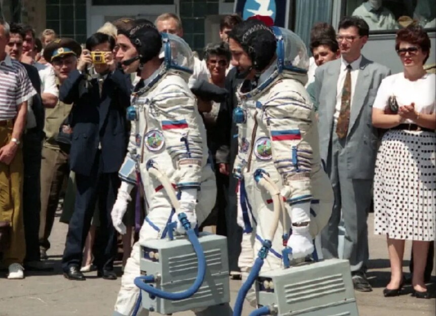 Kosmonauci przed rozpoczęciem misji. Źródło: www.fortis-swiss.com