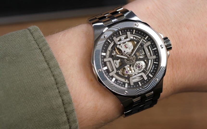 Na nadgarstku 17,5 cm.