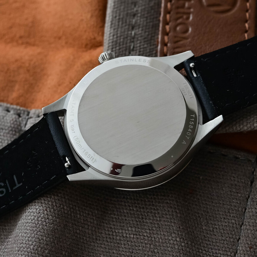 O poziomie zdobienia tego mechanizmu nie ma co za bardzo dyskutować, dlatego Tissot sprytnie przykrył go pełnym deklem z gładką powierzchnią, która wprost zachęca do osobistego graweru.