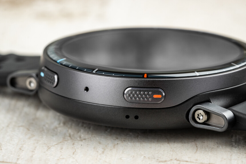 Przyciski mają delikatne rowkowanie, co ułatwia ich obsługę.