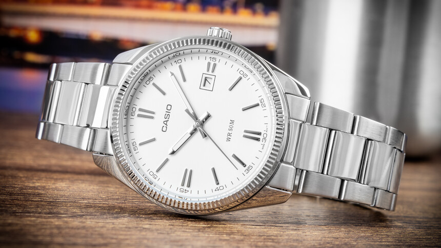 Kolory takie jak biały, czarny, niebieski pasują niemal do wszystkiego i są najbardziej uniwersalne.