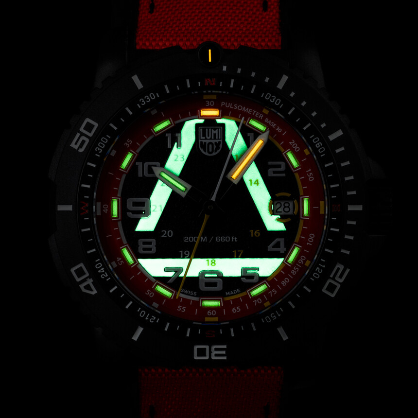 W środku tarczy można dostrzec symbol stowarzyszenia ICE-SAR, pokryty szwajcarską masą Super-Luminova.