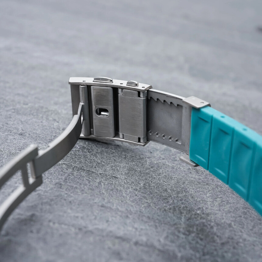 Zapięcia mają nurkową ekstensję. Źródło: ttps://monochrome-watches.com
