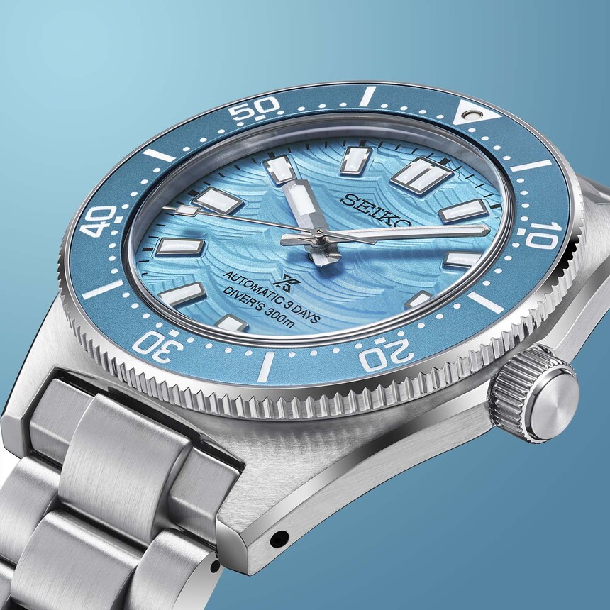Koperta jest elegancko wyoblona z polerowaną fazą, ale to raczej toolwatch, więc większość powierzchni jest szczotkowana.
