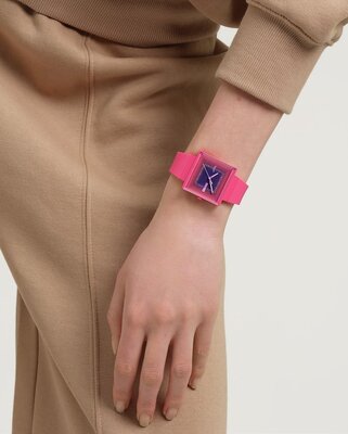Swatch Squarely Berry SO34R700